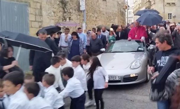 Ksiądz kazał dzieciom ciągnąć Porsche przez ulice miasta