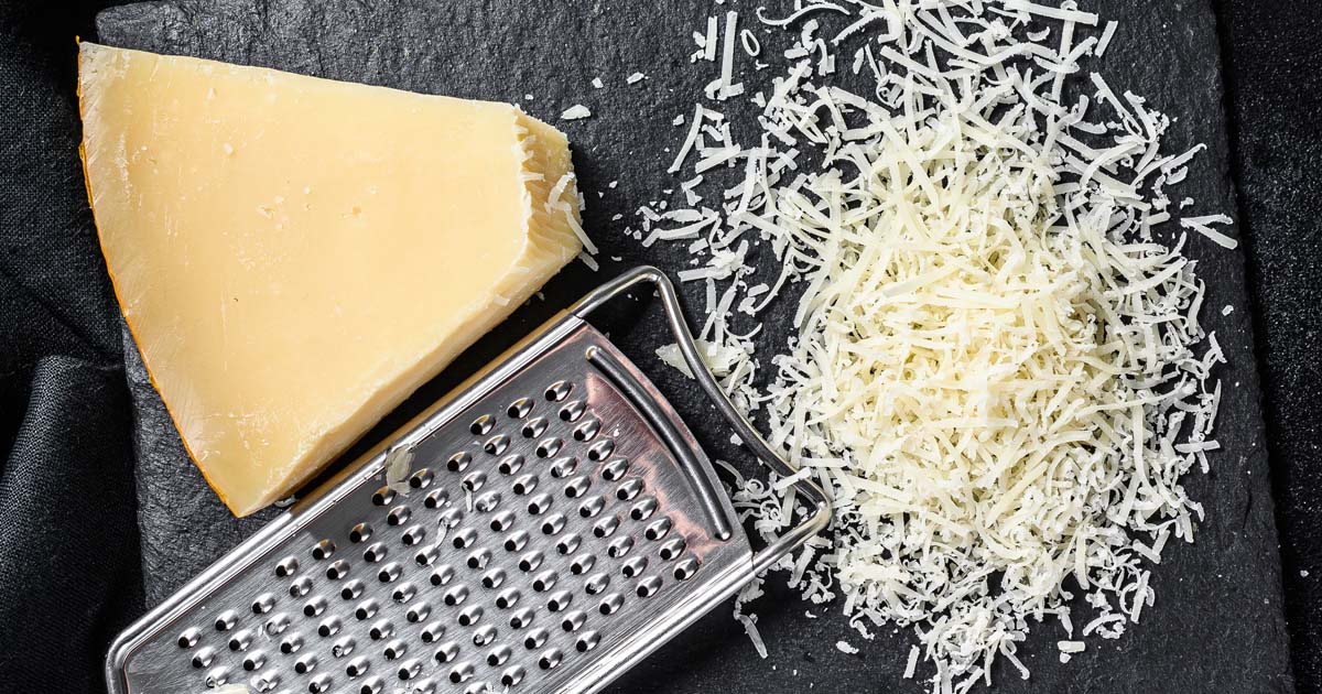Z czego robi się parmezan? Ten sekret może zniesmaczyć wiele osób